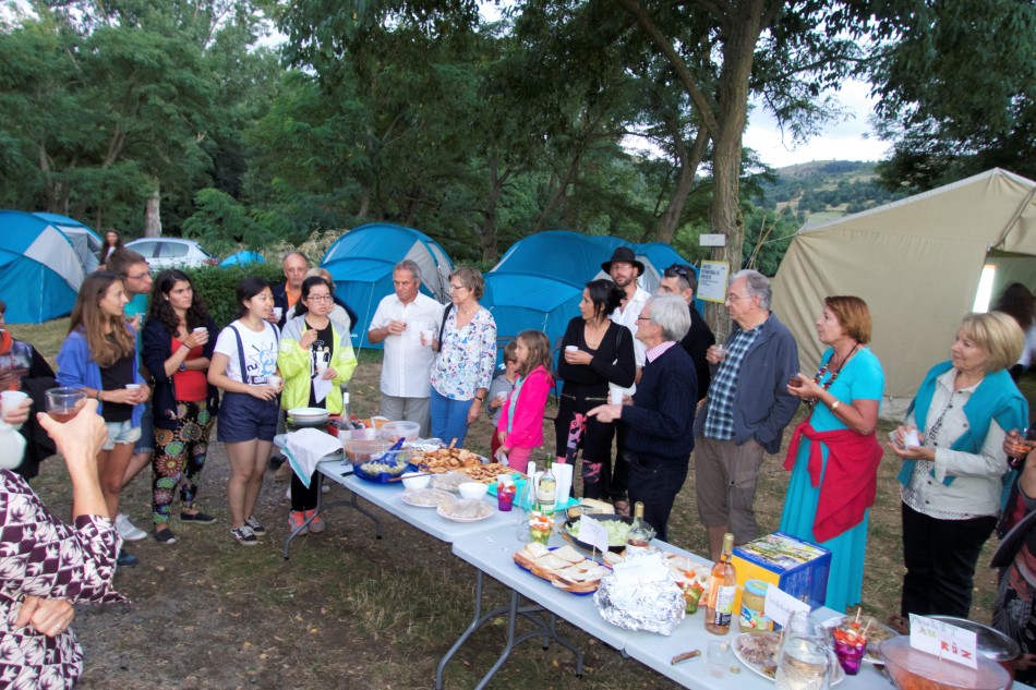 chantier 2016 - repas international au camping de la Vialette avec des spécialités de différents pays préparées par les jeunes